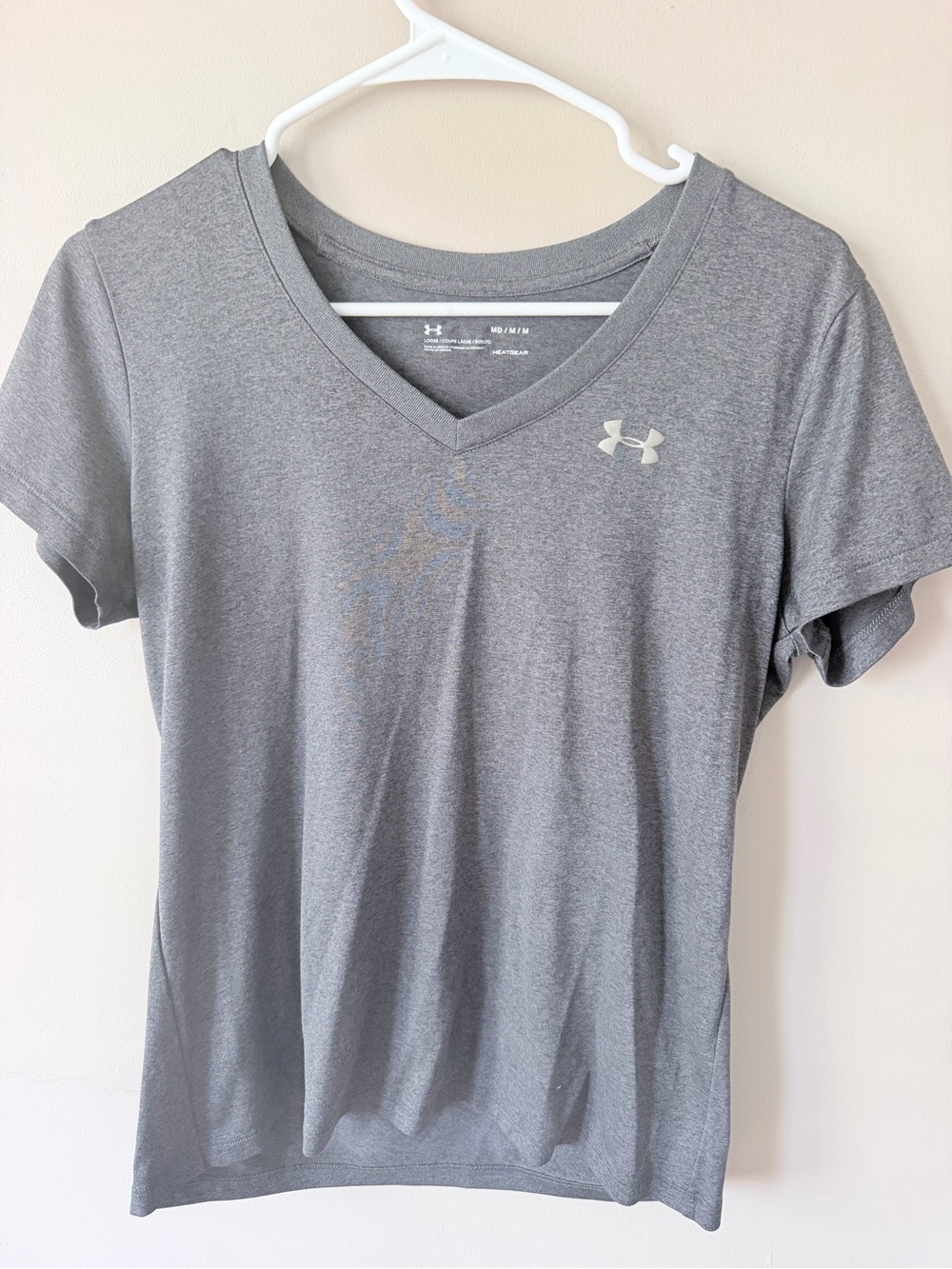 Under Armour HeatGear V-Neck Athletic Tee in Gray Size Medium Like New